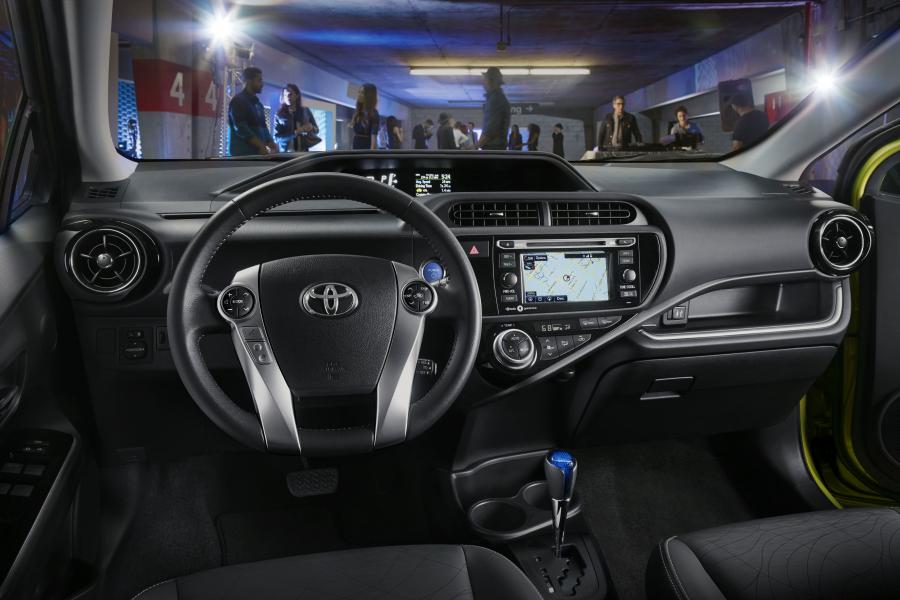  Toyota Prius c 2015 года  (фото 10 из 12)